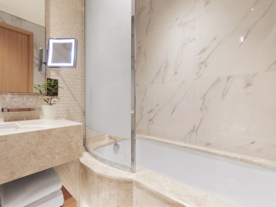 bathroom - hotel adagio premium the palm - dubai, united arab emirates