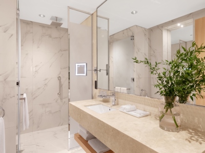 bathroom 1 - hotel adagio premium the palm - dubai, united arab emirates
