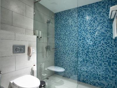 bathroom - hotel city avenue al reqqa - dubai, united arab emirates