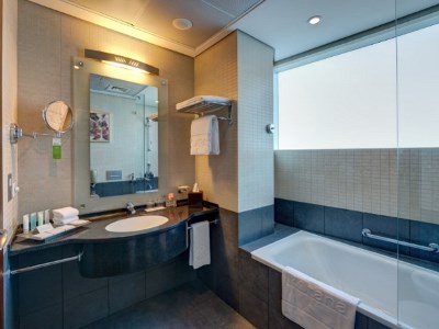 bathroom - hotel rose rayhaan by rotana - dubai, united arab emirates