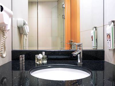 bathroom - hotel ibis deira city centre - dubai, united arab emirates