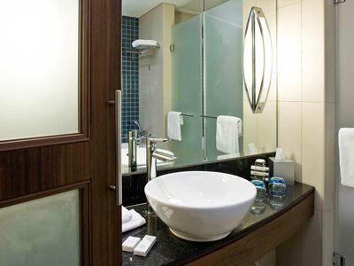 bathroom - hotel novotel deira city centre - dubai, united arab emirates