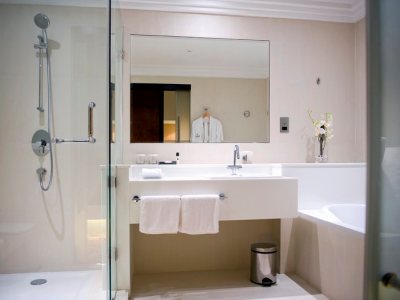 bathroom - hotel millennium airport - dubai, united arab emirates