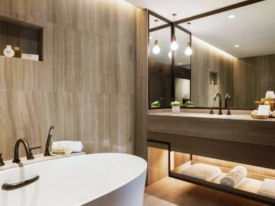 bathroom - hotel jumeirah beach - dubai, united arab emirates