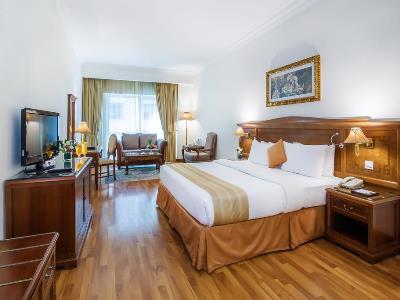 bedroom - hotel grand excelsior bur dubai - dubai, united arab emirates