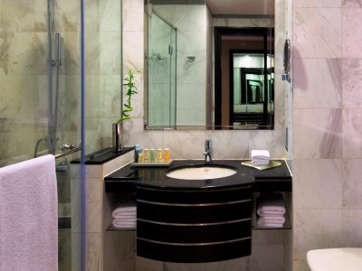 bathroom - hotel radisson blu dubai media city - dubai, united arab emirates