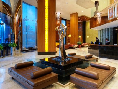 lobby - hotel radisson blu dubai media city - dubai, united arab emirates