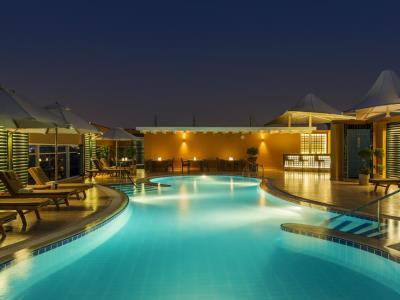 outdoor pool - hotel four points sheikh zayed - dubai, united arab emirates