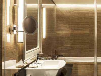 bathroom - hotel sheraton dubai creek - dubai, united arab emirates