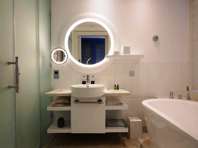 bathroom - hotel sofitel dubai jumeirah beach - dubai, united arab emirates