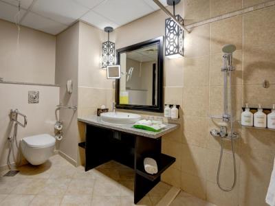 bathroom - hotel holiday inn al barsha - dubai, united arab emirates