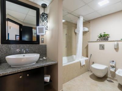 bathroom 1 - hotel holiday inn al barsha - dubai, united arab emirates