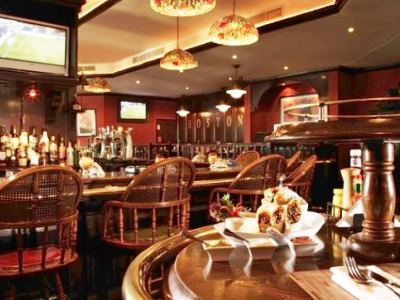 bar - hotel jumeira rotana - dubai, united arab emirates