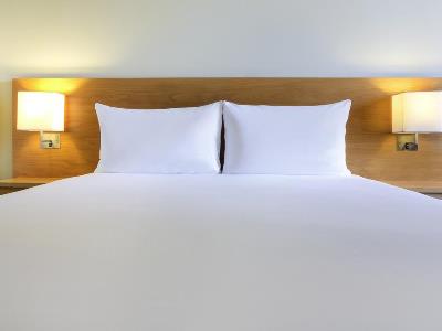 bedroom - hotel ibis al rigga - dubai, united arab emirates