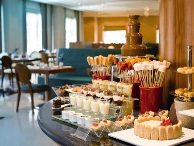 breakfast room - hotel avani deira - dubai, united arab emirates