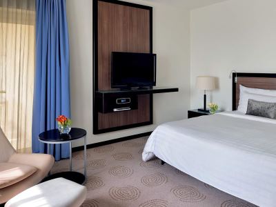 bedroom - hotel avani deira - dubai, united arab emirates