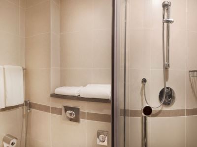 bathroom 1 - hotel holiday inn express dubai safa park - dubai, united arab emirates