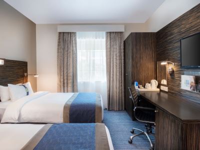 bedroom 1 - hotel holiday inn express dubai safa park - dubai, united arab emirates