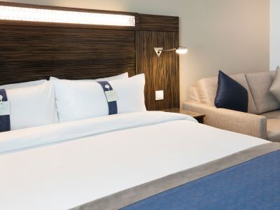 bedroom 3 - hotel holiday inn express dubai safa park - dubai, united arab emirates