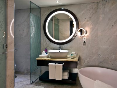 bathroom - hotel crowne plaza deira - dubai, united arab emirates