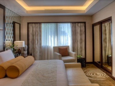 bedroom - hotel crowne plaza deira - dubai, united arab emirates