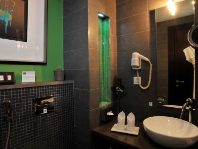 bathroom - hotel hues boutique - dubai, united arab emirates