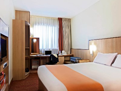 bedroom - hotel ibis al barsha - dubai, united arab emirates