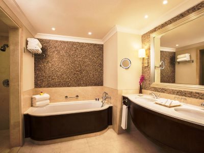 bathroom - hotel ja palm tree court - dubai, united arab emirates