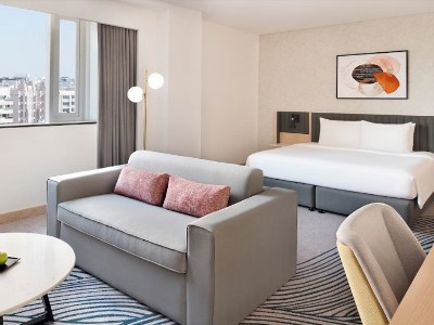junior suite - hotel crowne plaza jumeirah - dubai, united arab emirates