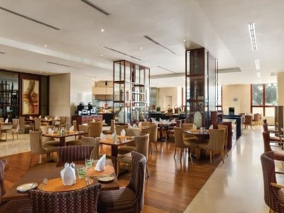 restaurant 1 - hotel crowne plaza jumeirah - dubai, united arab emirates