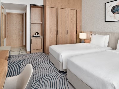 standard bedroom 1 - hotel crowne plaza jumeirah - dubai, united arab emirates
