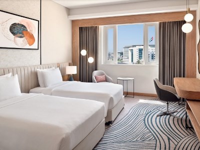 standard bedroom - hotel crowne plaza jumeirah - dubai, united arab emirates
