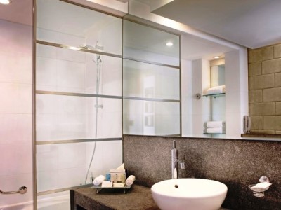 bathroom - hotel villa rotana - dubai, united arab emirates