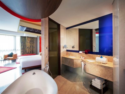 bathroom - hotel jumeirah creekside - dubai, united arab emirates