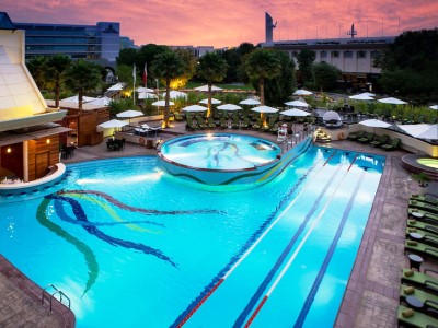 outdoor pool - hotel jumeirah creekside - dubai, united arab emirates