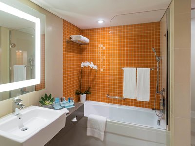 bathroom - hotel novotel dubai al barsha - dubai, united arab emirates
