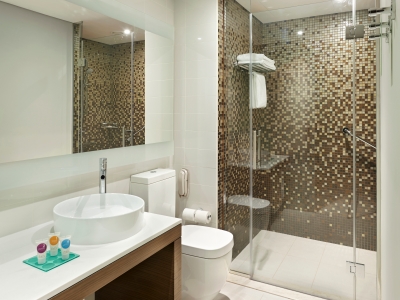 bathroom - hotel hyatt place dubai al rigga - dubai, united arab emirates