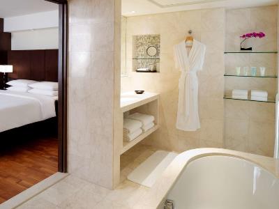 bathroom - hotel hyatt regency - dubai, united arab emirates