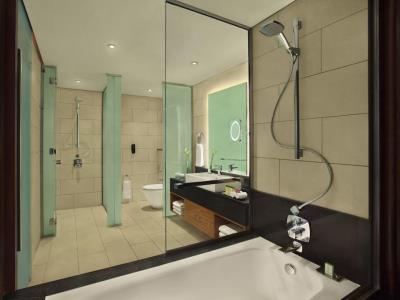 bathroom - hotel doubletree by hilton al barsha - dubai, united arab emirates
