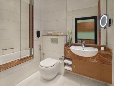 bathroom 1 - hotel doubletree by hilton al barsha - dubai, united arab emirates