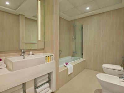 bathroom - hotel doubletree by hilton - jumeirah beach - dubai, united arab emirates