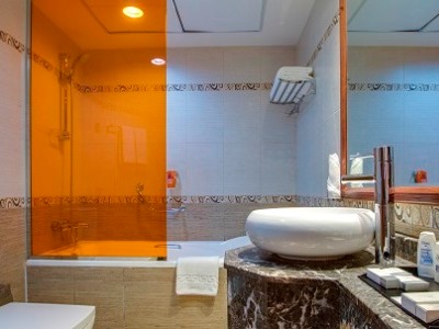 bathroom - hotel mena aparthotel al barsha - dubai, united arab emirates