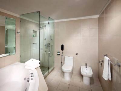 bathroom - hotel jumeirah living world trade centre - dubai, united arab emirates