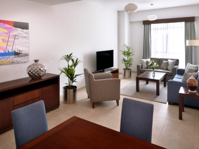 bedroom - hotel movenpick apartments bur dubai - dubai, united arab emirates