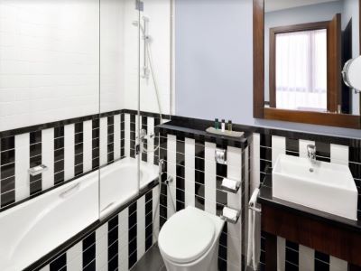 bathroom - hotel movenpick htl apt al mamzar - dubai, united arab emirates