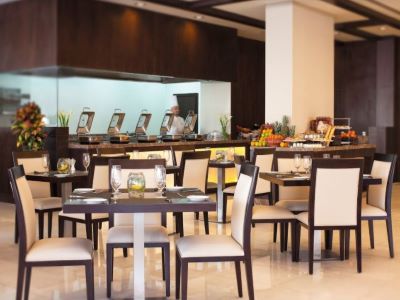 restaurant - hotel movenpick htl apt al mamzar - dubai, united arab emirates