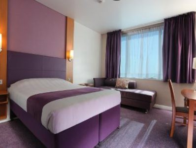 bedroom - hotel premier inn dubai international airport - dubai, united arab emirates