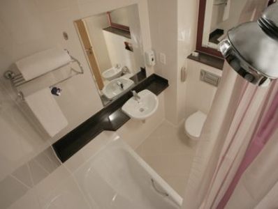 bathroom 1 - hotel premier inn dubai international airport - dubai, united arab emirates