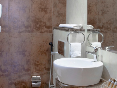 bathroom - hotel landmark hotel baniyas - dubai, united arab emirates