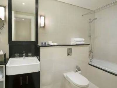 bathroom - hotel damac maison cour jardin - dubai, united arab emirates